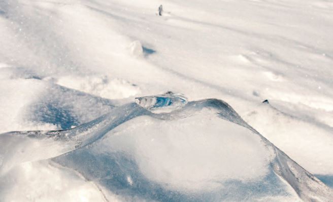 Lago Bajak nell'Oblast’ di Irkutsk, Siberia, Russia. Foto di Ekaterina Sazonova. Ghiacci sul lago Bajkal, nell'Oblast’ di Irkutsk in Siberia, Russia. Foto di Ekaterina Sazonova.