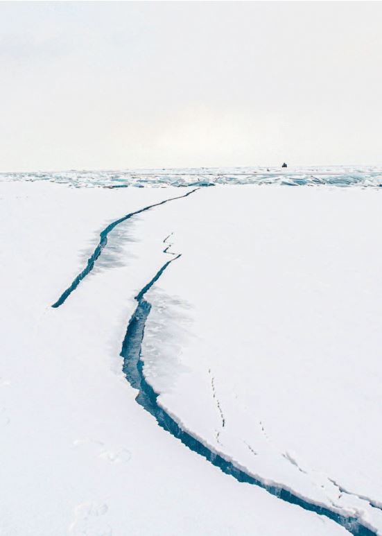 Lago Bajak nell'Oblast’ di Irkutsk, Siberia, Russia. Foto di Ekaterina Sazonova. Lago Bajkal ghiacciato, nell'Oblast’ di Irkutsk in Siberia, Russia. Foto di Ekaterina Sazonova.