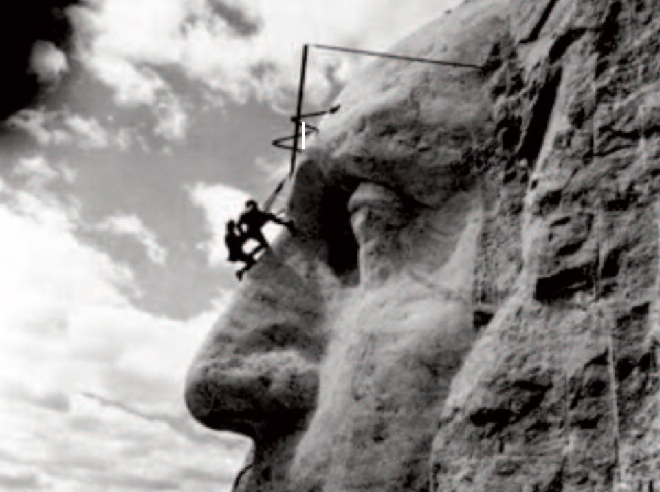 Luigi Del Bianco all'opera sul Monte Rushmore Luigi Del Bianco sul Monte Rushmore