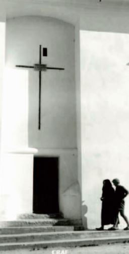 Giuliano Borghesan, Anziana donna e ragazzo in prossimità di una chiesa. Giuliano Borghesan, Anziana donna e ragazzo in prossimità di una chiesa.