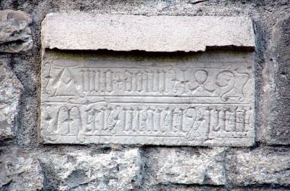 Iscrizione gotica della facciata della Chiesa di San Quirino a San Pietro al Natisone (UD) Johnn Jaritz, foto di un particolare della facciata della Chiesa di San Quirino