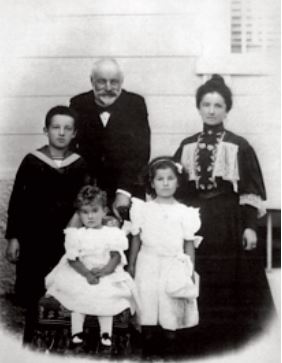 Giacomo Ceconi con Giuseppina Novak e i loro tre figli Giacomo Ceconi con Giuseppina Novak e i loro tre figli