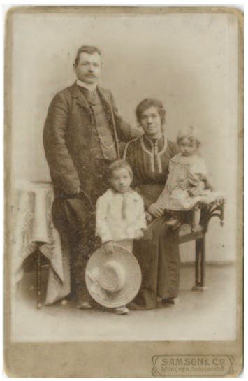 Angelo Cristofoli con la moglie e i primi due figli. Angelo Cristofoli con la moglie e i primi due figli.