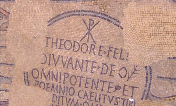Una delle prime attestazioni del monogramma cristiano in un edificio pubblico, alla Basilica di Aquileia